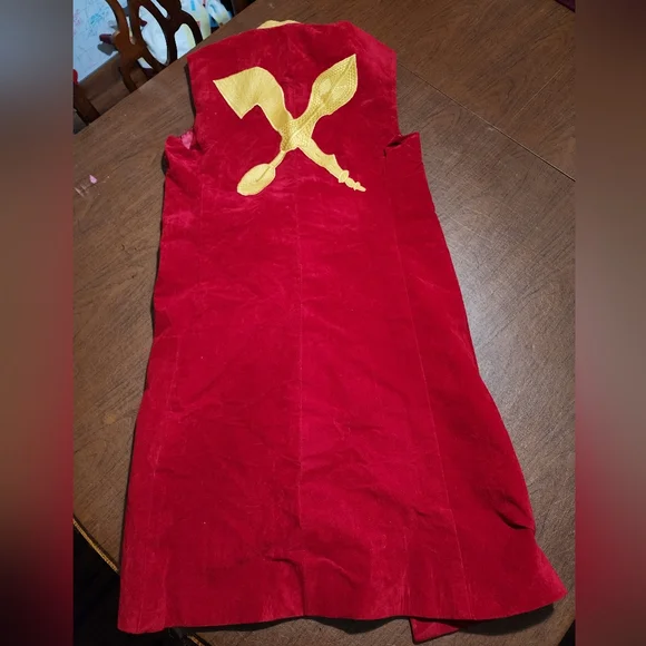 NWOT ... Red Sleeveless Vest / Coat with Gold Trim - Picture 6 of 7